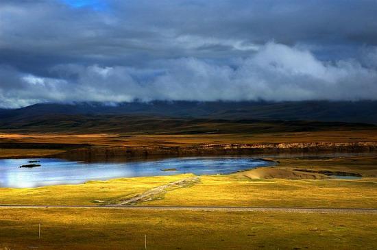 Gannan in der Gansu Provinz ist eine der zehn tibetischen autonomen Präfekturen in China. Die lokalen Viehzüchter leben im Grassland im Nordwesten, das auch wegen der gut erhaltenen Landschaft jedes Jahr zahlreiche Touristen anzieht.