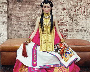 1 Der kulturelle Austausch zwischen Europa und China nimmt ganz neue Formen an - deutsche Bands singen pl?tzlich auf Chinesisch und umgekehrt. Jetzt startete zudem ein neuer Podcast im Internet; mit westlicher Musik und chinesischen Moderatoren. 1 Der kulturelle Austausch zwischen Europa und China nimmt ganz neue Formen an - deutsche Bands singen pl?tzlich auf Chinesisch und umgekehrt. Jetzt startete zudem ein neuer Podcast im Internet; mit westlicher Musik und chinesischen Moderatoren.