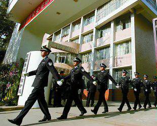 In Kunming wurde eine 'Umweltpolizei' ins Leben gerufen. Durch die Zusammenarbeit von Polizei und Umweltbüro sowie einem speziellem Gericht k?nne effizienter gegen Straft?ter vorgegangen werden.
