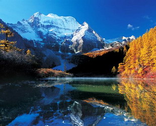 Im Daocheng-Kreis der tibetischen autonomen Präfektur Ganzi in Provinz Sichuan befindet sich der Nianqing Konka Risumgongba. Der Name bedeutet auf Tibetisch 'drei ganzjährig von Schnee bedeckte heilige Berge'.