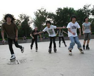 Breakdance, Skateboarden und Graffiti sind in Shanghai noch immer Subkultur. Im Gegensatz zu früher, werden die Stra?enkünstler jedoch nicht mehr schief angesehen und es gibt – zumindest am Stadtrand – Orte für sie.