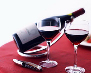 1 Amerikanische Wissenschaftler haben eine natürliche Substanz entdeckt, die Herzerkrankungen und Alzheimer vorbeugt. Diese unter anderem in Rotwein vorkommenden sogenannten Poyphenole verhindern die Bildung toxischer Fettablagerungen.