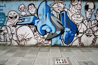 2 Breakdance, Skateboarden und Graffiti sind in Shanghai noch immer Subkultur. Im Gegensatz zu früher, werden die Stra?enkünstler jedoch nicht mehr schief angesehen und es gibt – zumindest am Stadtrand – Orte für sie.