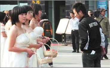 1 Die psychische Gewalt gegen Frauen in China nimmt zu, besonders in der jungen Generation. Rund ein Drittel der 267 Millionen chinesischen Familien hat schon in irgeneiner Form Erfahrungen mit h?uslicher Gewalt gemacht.
