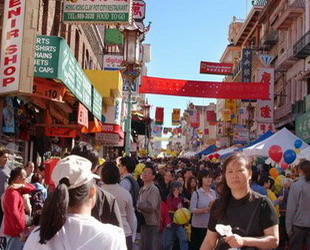 1 Laut einer Studie verdienen Amerikaner chinesischer Abstammung in den USA weniger als nicht-lateinamerikanische Wei?e mit demselben Ausbildungsgrad. Die Unterschiede sind unter anderem auf Rassendiskriminierung und Vorurteile zurückzuführen.