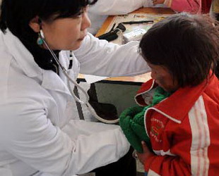 Aufgrund der H?henlage leiden in Tibet überdurchschnittlich viele Kinder an angeborenen Herzerkrankungen. Aber der autonomen Region auf dem tibetischen Hochplateau fehlt es an qualifizierten ?rzten und Reihenuntersuchungen zur Frühdiagnose.