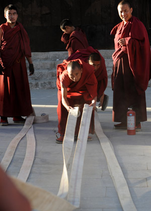 2 Tibetische buddhistische M?nche versuchen, bei einer übung im lamaistischen Kloster Zhaxi Lhunbo in Xigaze im südwestchinesischen Autonomen Gebiet Tibet ein Feuer zu l?schen