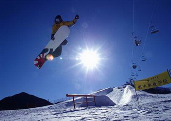 Das Nanshan Ski-Resort in einem Vorort von Beijing hat letzte Woche seine Saison eröffnet. Ski- und Snowboardfahrer dürfen sich außerdem auf ein großes Programm mit Wettbewerben und Parties im Resort freuen.