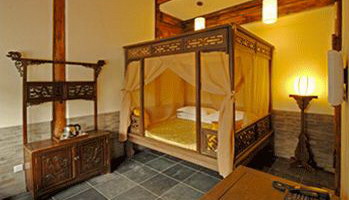 Ein Hotelzimmer mit traditionellen chinesischen Moebeln