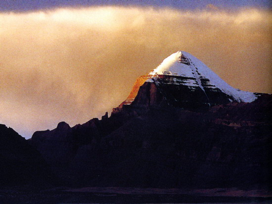 Das Gangdisê-Gebirge verläuft in ost-westlicher Richtung im Süden Tibets. Der höchste Gipfel (6638 Meter) unter den vielen Bergen und Gletschern ist der Kangrinboqê im Kreis Burang im Regierungsbezirk Ngari.