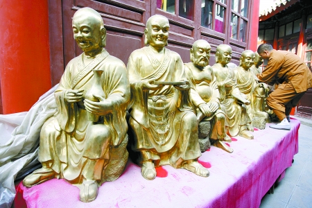 1 In den vergangenen Jahren hat man sich sehr für die Restaurierung des Daxiangguo-Klosters in Kaifeng in der zentralchinesischen Provinz Henan eingesetzt. Der Abt des Klosters erkl?rte nun, dass auch die 500 Arhat-Buddhas wieder im Kloster aufgestellt werden sollen.