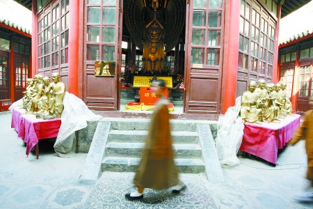 2 In den vergangenen Jahren hat man sich sehr für die Restaurierung des Daxiangguo-Klosters in Kaifeng in der zentralchinesischen Provinz Henan eingesetzt. Der Abt des Klosters erkl?rte nun, dass auch die 500 Arhat-Buddhas wieder im Kloster aufgestellt werden sollen.