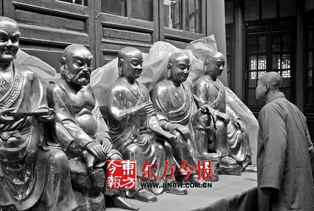 3 In den vergangenen Jahren hat man sich sehr für die Restaurierung des Daxiangguo-Klosters in Kaifeng in der zentralchinesischen Provinz Henan eingesetzt. Der Abt des Klosters erkl?rte nun, dass auch die 500 Arhat-Buddhas wieder im Kloster aufgestellt werden sollen.