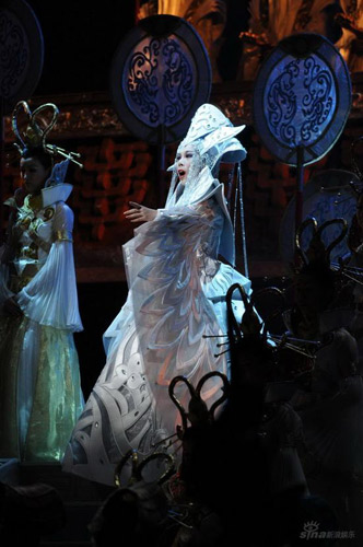 1 Regisseur Zhang Yimou will im kommenden Jahr Puccinis Oper “Turandot” im chinesischen Nationalstadion aufführen. Die Aufführung soll zum ersten Jahrestag der Olympiade in Beijing stattfinden.