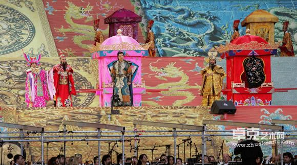 4 Regisseur Zhang Yimou will im kommenden Jahr Puccinis Oper “Turandot” im chinesischen Nationalstadion aufführen. Die Aufführung soll zum ersten Jahrestag der Olympiade in Beijing stattfinden.