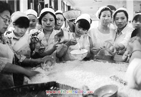 6 Eine Fotoausstellung berühmter Fotografen in einer Beijinger Galerie zeigt die gesellschaftliche und wirtschaftliche Entwicklung Chinas seit der Staatsgründung 1949.