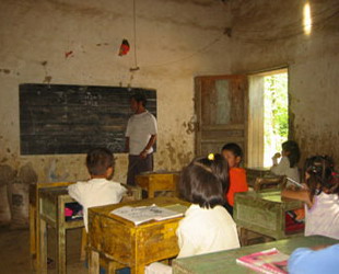 1 Die schlechteren Lebensbedingungen und das geringe Einkommen schrecken viele qualifizierte ab, in l?ndlichen Gebieten zu unterrichten. H?here Subventionen und verbesserte Leben- und Arbeitsbedingungen sind n?tig, um mehr Lehrer aufs Land zu locken. 1 Die schlechteren Lebensbedingungen und das geringe Einkommen schrecken viele qualifizierte ab, in l?ndlichen Gebieten zu unterrichten. H?here Subventionen und verbesserte Leben- und Arbeitsbedingungen sind n?tig, um mehr Lehrer aufs Land zu locken.