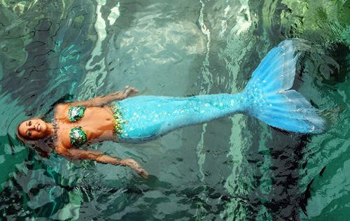 Neu haben Touristen einen Grund mehr, das Aquarium von Sydney zu besuchen: Hannah Fraser hat sich in das Kostüm einer Meerjungfrau gezwängt und führt nun die Touristen schwimmenderweise im neu eröffneten Wassernixensee herum.