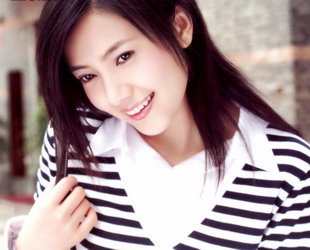 2 Die Schauspielerin Gao Yuanyuan ist bekannt für ihr Schulm?dchen-Image. In dem Film Nanking! Nanking! jedoch kommen ganz andere Seiten der Schauspielerin zum Vorschein – das 'M?dchen von nebenan' ist erwachsen geworden.