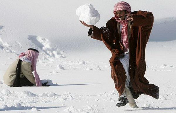 Männer vergnügen sich nach einem selten schweren Schneesturm in Amman in Jordanien im Schnee (31. Januar, REUTERS)