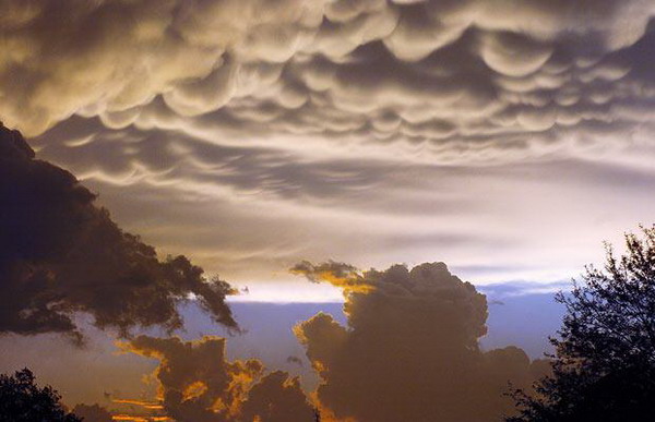 Farbenpracht und Wolken im Himmel bei Stürmen bei Fort Smith in Arkansas (22. April, AP)