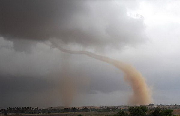 Ein Tornado geht in Riverside in Kalifornien herunter (22. Mai, AP)
