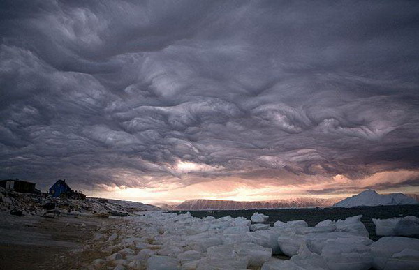 Eine au?ergew?hnliche Wolkenformation bei einem Sturm über der Inglefield-Bucht im Nordwesten Griechenlands (1. Dezember, BARCROFT)