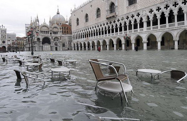 Flutwasser überschwemmt Cafetische und -stühle auf dem Markusplatz in Venedig (1. Dezember, AP)