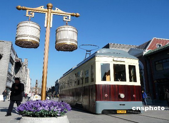 Die moderene Diangdiang-Bahn fährt auf der Qianmen-Straße