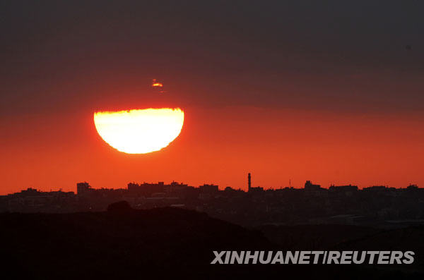 Dicker Rauch und Wolken bedecken die untergehende Sonne im Norden des Gaza-Streifens. (Foto vom 2. Januar)