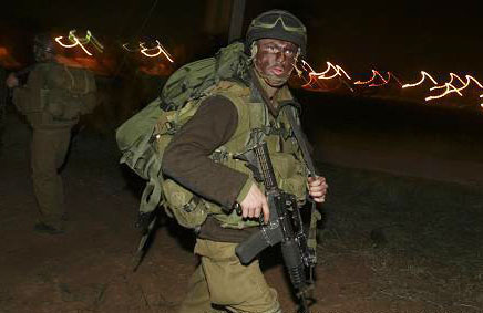 Die Bodentruppen der Israel Defense Forces (IDF) haben am Sonntagabend eine Offensive gestartetet. Soldaten und bewaffnete Personen der Hamas h?tten sich dabei gegenseitig beschossen.