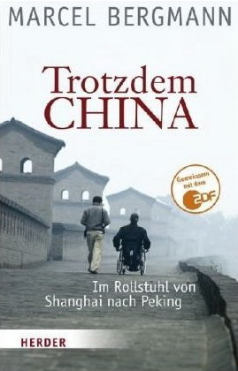 1 Der querschnittgel?hmte Sportredakteur Marcel Bergmann hat China im Rollstuhl besucht und darüber einen Reisebericht ver?ffentlicht. Sein Fazit: Zwar hapert es nach wie vor bei der Barrierefreiheit, doch machen dies die hilfsbereiten Menschen wieder wett.