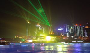 Ein Mann aus Chongqing hat am 21. Juni. 2008 eine Lasershow fotografiert und später auf vier Fotos UFOs entdeckt.