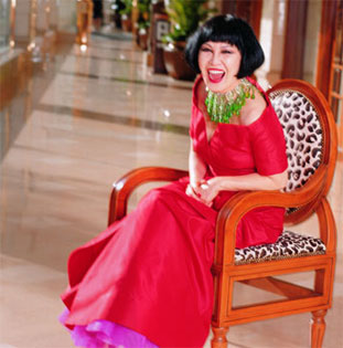 1 Von einer berühmten Fernseh-Pers?nlichkeit in den USA zur Kosmetik-Queen in Asien und zu einer Lifestyle-Ikone in China – Yue-Sai Kann hat ein ausgefülltes, abwechslungsreiches Leben. Was ist das Geheimnis ihres Erfolges?