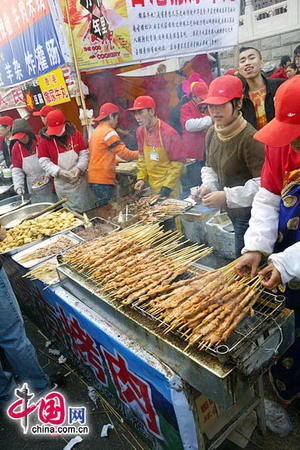 5 Jedes Jahr zum Frühlingsfest sind die Tempelm?rkte gut besucht. Sie sind immer überfüllt, und man konnte den Fu? fast nicht bewegen.