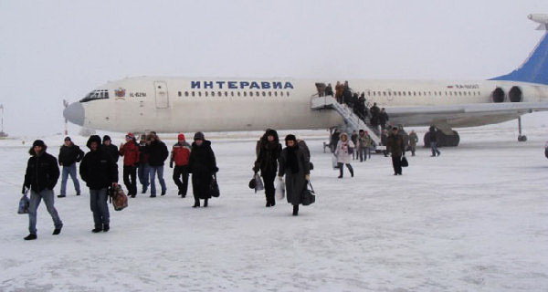 Ein Flugzeug landet im Schneeland.