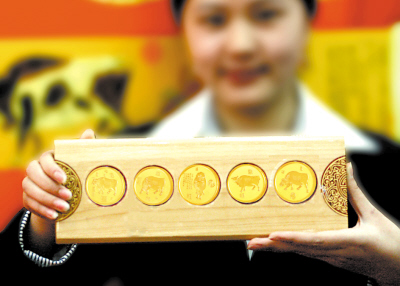 In Chongqing wird ein Satz von fünf Goldmünzen mit Büffelmotiven verkauft.