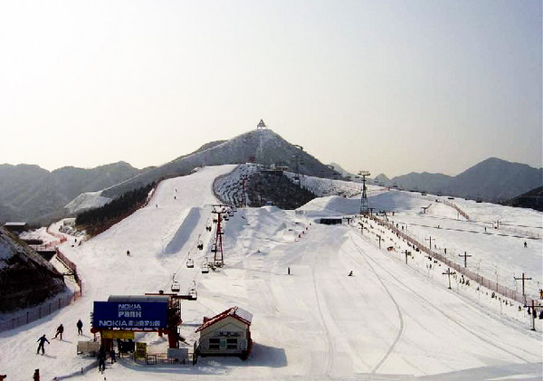 Das Nanshan-Skigebiet war die erste Skiregion in China, die Snowboards eingeführt hat. Der Snowboardbereich wurde in Zusammenarbeit mit dem österreichischen Unternehmen Mellow entsprechend europäischer Standards eingerichtet.