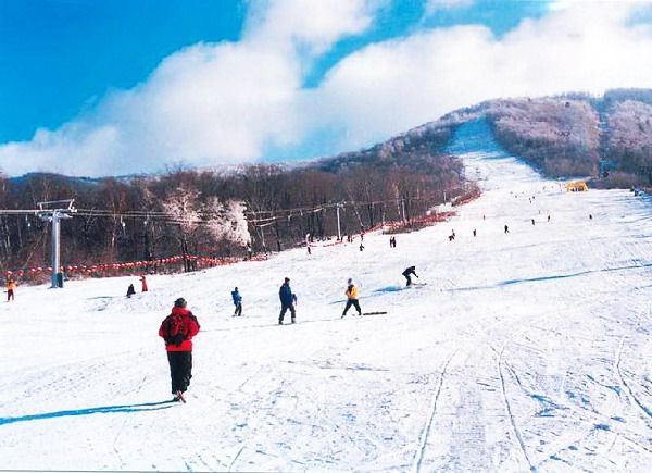 Das Beidahu Skiing Resort war der Veranstaltungsort der 8. und 9. chinesischen Wintersportmeisterschaften. Beidahu ist an drei Seiten von Bergen umgeben, die im Winter für angenehme Wetterbedingungen sorgen.
