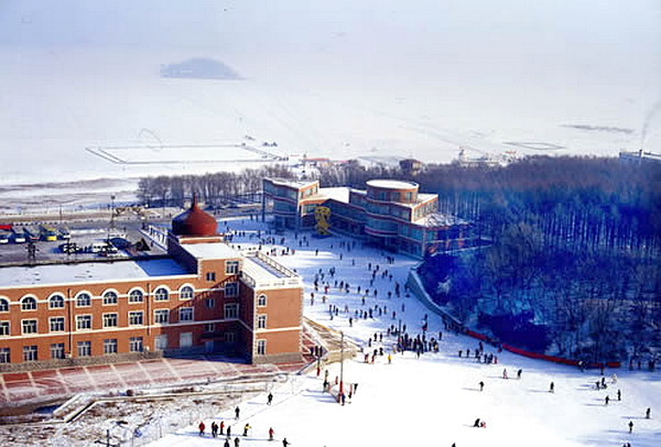 Im Ski-Resort Erlongshan Longzhu gibt es 170 Tage im Jahr Schnee bei Durchschnittstemperaturen von minus 15 Grad Celsius. Erlongshan hat zwei Pisten für Anfänger, und sechs für mittlere und fortgeschrittene Skifahrer.