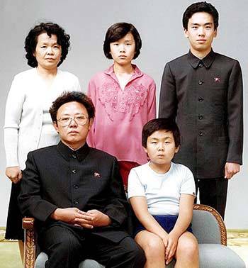 Wer wird den nordkoreanischen Staatsleiter Kim Jong Il abl?sen? über diese Frage haben südkoreanische und japanische Medien unterschiedliche Vermutungen. Demnach sind der erste und der dritte Sohn sowie der Schwager von Kim m?gliche Kandidaten.