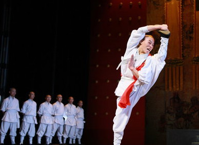 2 Das Shaolin-Kungfu kommt an den Broadway. Soul of Shaolin ist die erste Aufführung im Rahmen eines Programmes zur kulturellen Kooperation und zum Austausch zwischen China und den USA.
