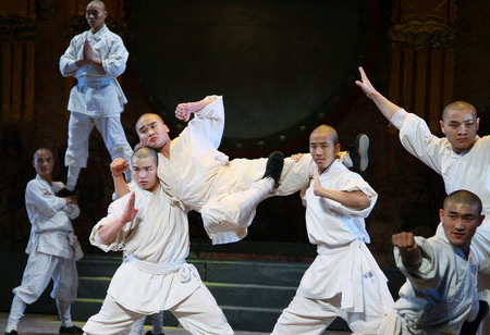 6 Das Shaolin-Kungfu kommt an den Broadway. Soul of Shaolin ist die erste Aufführung im Rahmen eines Programmes zur kulturellen Kooperation und zum Austausch zwischen China und den USA.