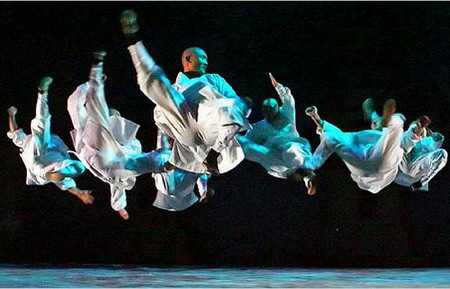 7 Das Shaolin-Kungfu kommt an den Broadway. Soul of Shaolin ist die erste Aufführung im Rahmen eines Programmes zur kulturellen Kooperation und zum Austausch zwischen China und den USA.