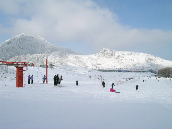Das Ski-Resort Shennongjia, der größte Wintersportkomplex in Südchina, wurde 2004 eröffnet. In einer Höhe von 2.200 Metern erstreckt sich der Komplex auf eine Fläche von 100.000 Quadratmeter und hat vier Kilometer Ski-Piste.