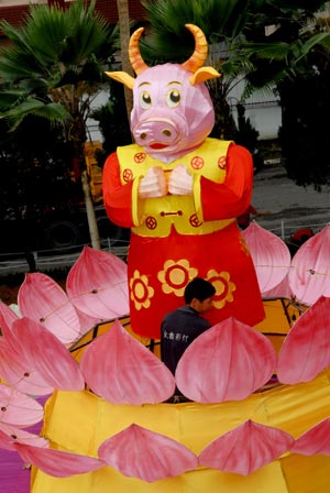 4 Das chinesische Neujahr ist das gr??te Fest, vergleichbar mit Weihnachten. Mit dem Neujahrsfest ist der zyklische Wechsel zwischen den zw?lf astronomischen Tierkreiszeichen verbunden: Am 26. Januar 2009 begann demnach das Jahr des Büffels.