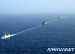 1 Die chinesische Marine hat bislang 23 Handelsschiffe in neun Gruppen erfolgreich vor Piratenangriffen vor der Küste Somalias beschützt. Die Marineflotte eskortierte die Handelsschiffe reibungslos in den Golf von Aden.