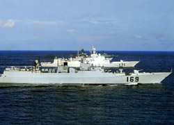 2 Die chinesische Marine hat bislang 23 Handelsschiffe in neun Gruppen erfolgreich vor Piratenangriffen vor der Küste Somalias beschützt. Die Marineflotte eskortierte die Handelsschiffe reibungslos in den Golf von Aden.