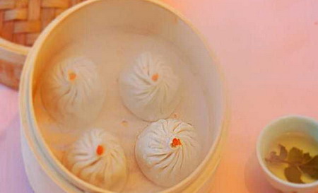 3 Eine der lokalen Spezialit?ten in Hangzhou sind Xiaolongbao. Nirgendwo sonst in China sind diese kleinen gefüllten Teigtaschen so gut wie hier. Der Gedanke an diese K?stlichkeit kann einem fern der Heimat schon die Tr?nen in die Augen treiben.