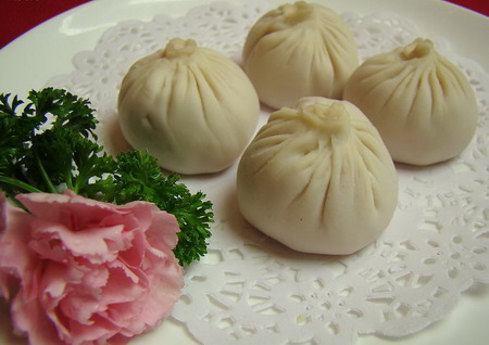 4 Eine der lokalen Spezialit?ten in Hangzhou sind Xiaolongbao. Nirgendwo sonst in China sind diese kleinen gefüllten Teigtaschen so gut wie hier. Der Gedanke an diese K?stlichkeit kann einem fern der Heimat schon die Tr?nen in die Augen treiben.